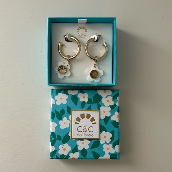 NWT C&C daisy & marble gold hoop earrings - Picture 2 of 2